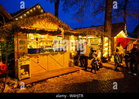 Romantische Weihnachtsmarkt in Bayern, Deutschland Stockfoto