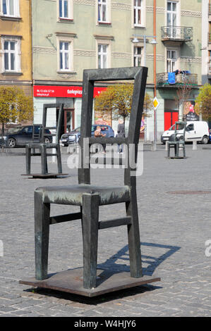 Stühle. Teil des Denkmals, Ghetto Heldenplatz, Krakau, Polen. Stockfoto