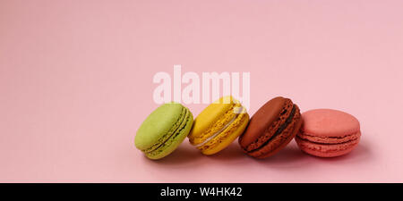 Bunte französische cookies Makronen auf rosa Hintergrund, Kopieren, horizontale Foto Stockfoto