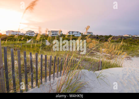 Beach Houses und Sanddünen bei Sonnenuntergang, Holden Beach, North Carolina Stockfoto