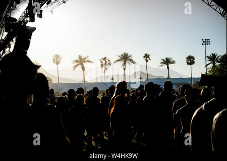 Konzertbesucher Besuchen die Coachella Valley Music Festival Stockfoto