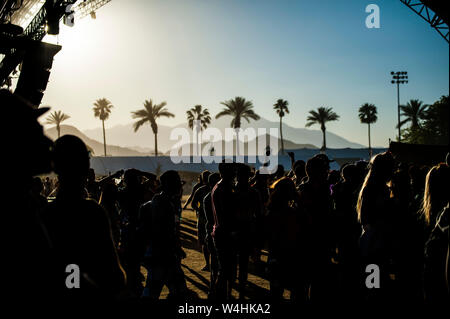 Konzertbesucher Besuchen die Coachella Valley Music Festival Stockfoto