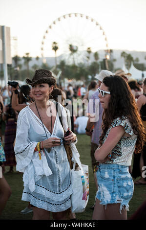 Party geht an Konzert in der berühmten Coachella Musikfestival Stockfoto