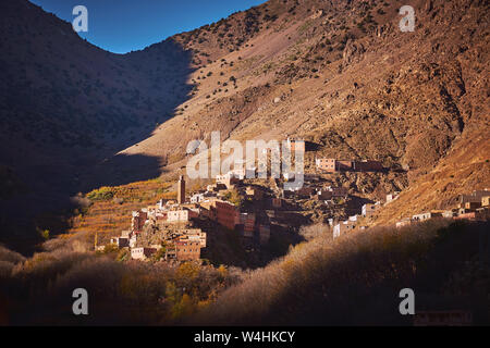 Sonnenaufgang Blick auf ländlichen Bergdorf Imlil in Marokko Hoher Atlas Afrika Stockfoto