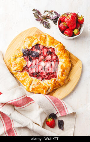 Hausgemachte Erdbeere öffnen pie Gallet mit lila Basilikum und Balsamico Dressing auf einem hellen Hintergrund. Ansicht von oben Stockfoto