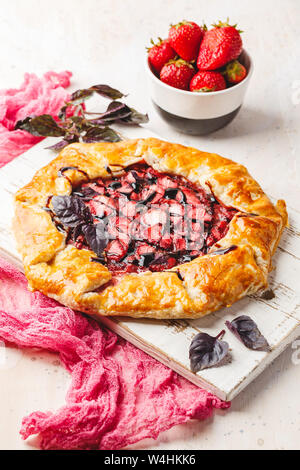 Hausgemachte Erdbeere öffnen pie Gallet mit lila Basilikum und Balsamico Dressing auf einem hellen Hintergrund. Stockfoto