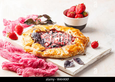 Hausgemachte Erdbeere öffnen pie Gallet mit lila Basilikum und Balsamico Dressing auf einem hellen Hintergrund. Stockfoto