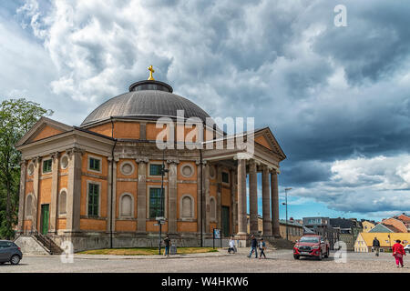 KARLSKRONA, SCHWEDEN - Juli 03,2019: Die Kirche der Heiligen Dreifaltigkeit in Karlskrona, Blekinge, Schweden befindet. Auf dem Hauptplatz der Stadt ce gelegen Stockfoto