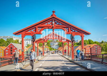 TRONDHEIM, Norwegen - 17. JULI 2019: Gamle Bybro - Die alte Stadt Brücke - wurde zum ersten Mal auf dieser Site in 1681 gebaut. Gleichzeitig Kristiansten Fort war u Stockfoto