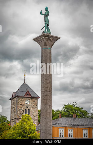 Die 18-m-Statue von Olav Tryggvason ist auf ein Obelisk montiert. Es steht im Zentrum der Stadt an der Kreuzung der beiden wichtigsten Stockfoto