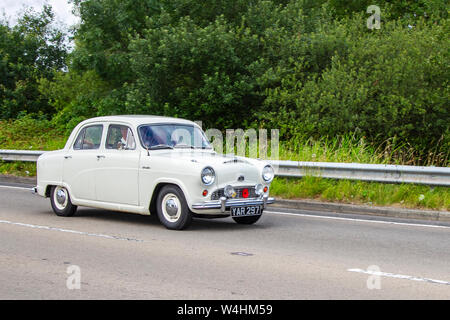 1956 50s fünfziger Jahre weiß Austin A50 1489cc; auf dem Festival of Transport fand die in der Küstenstadt Fleetwood, Lancashire, Großbritannien Stockfoto