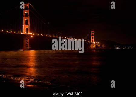 SAN FRANCISCO, California, United States - Jun 25th, 2018: Golden Gate Bridge als von Fort aus gesehen Blick auf leuchtet in der Nacht mit Stern Stockfoto