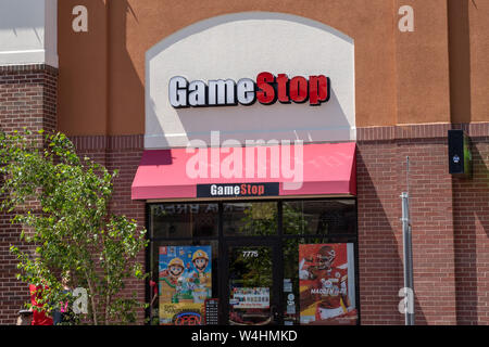 Maple Grove, Minnesota - 21. Juli 2019: Äußere einer GameStop Store. Diese Kette spezialisiert sich auf video spiel und consoules Umsatz Stockfoto