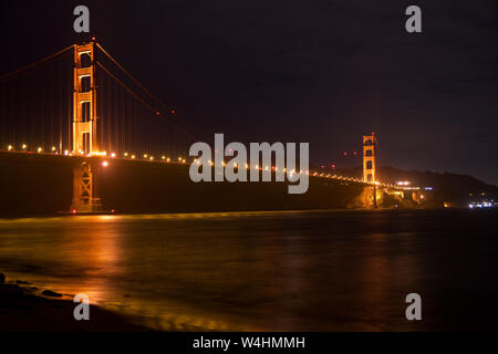 SAN FRANCISCO, California, United States - Jun 25th, 2018: Golden Gate Bridge als von Fort aus gesehen Blick auf leuchtet in der Nacht mit Stern Stockfoto