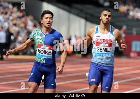 Adam GEMILI (Großbritannien), Yuki KOIKE (Japan), Überqueren der Ziellinie in der Männer 100 m Wärme 1 am 2019, IAAF Diamond League, Jubiläum Spiele, Queen Elizabeth Olympic Park, Stratford, London, UK. Stockfoto