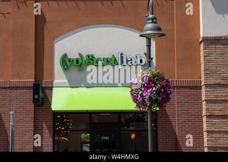 Maple Grove, Minnesota - 21. Juli 2019: Äußere einer (yo) gurt Lab (Joghurt Lab), eine Kette gefrorener Joghurt Eis Shop, wo Sie Ihre eigene fr erstellen können Stockfoto