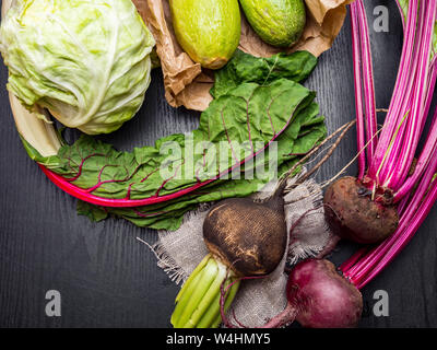 Vegetarische, vegane Essen kochen Gemüse der Saison flach - auf hölzernen Hintergrund legen, Ansicht von oben, Bio essen. Garten produzieren und Gemüse geerntet. Frische fa Stockfoto
