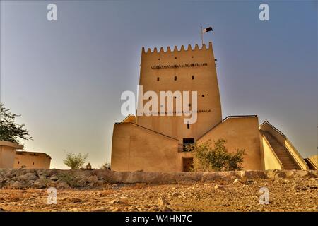 Al Barzan Towers wird auch als Umm Salal Mohammed Fort Towers bezeichnet, sind Wachtürme, die im späten 19. Jahrhundert errichtet wurden. Stockfoto