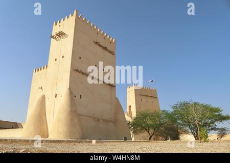 Al Barzan Towers wird auch als Umm Salal Mohammed Fort Towers bezeichnet, sind Wachtürme, die im späten 19. Jahrhundert errichtet wurden. Stockfoto