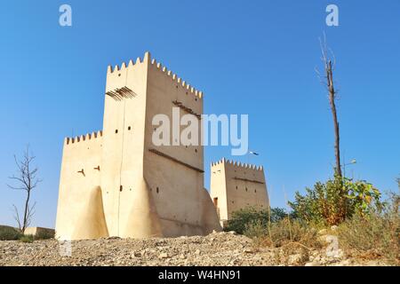 Al Barzan Towers wird auch als Umm Salal Mohammed Fort Towers bezeichnet, sind Wachtürme, die im späten 19. Jahrhundert errichtet wurden. Stockfoto