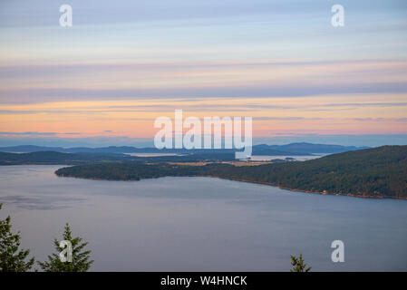 Blick auf das Saanich Inlet und Gulf Islands aus der Malahat Gipfel bei Sonnenuntergang in Vancouver Island, BC, Kanada Stockfoto