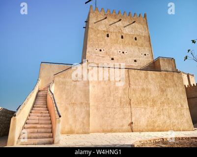 Al Barzan Towers wird auch als Umm Salal Mohammed Fort Towers bezeichnet, sind Wachtürme, die im späten 19. Jahrhundert errichtet wurden. Stockfoto