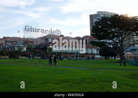 SAN FRANCISCO, California, United States - Jun 25th, 2018: Ghirardelli Square Zeichen über dem berühmten Schokoladenfabrik am Fisherman's Wharf Stockfoto