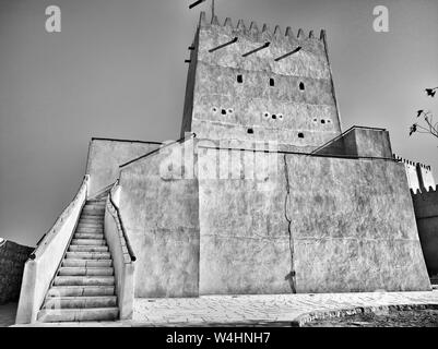 Al Barzan Towers wird auch als Umm Salal Mohammed Fort Towers bezeichnet, sind Wachtürme, die im späten 19. Jahrhundert errichtet wurden. Stockfoto