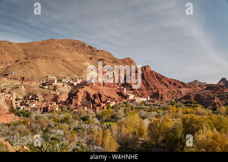 Red Rocks und natürlichen Felsen in einer ländlichen Stadt Du Dades Schluchten Canyon in Marokko Dessert, Afrika Stockfoto