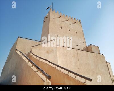 Al Barzan Towers wird auch als Umm Salal Mohammed Fort Towers bezeichnet, sind Wachtürme, die im späten 19. Jahrhundert errichtet wurden. Stockfoto