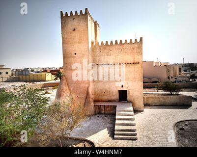 Al Barzan Towers wird auch als Umm Salal Mohammed Fort Towers bezeichnet, sind Wachtürme, die im späten 19. Jahrhundert errichtet wurden. Stockfoto