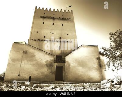 Al Barzan Towers wird auch als Umm Salal Mohammed Fort Towers bezeichnet, sind Wachtürme, die im späten 19. Jahrhundert errichtet wurden. Stockfoto