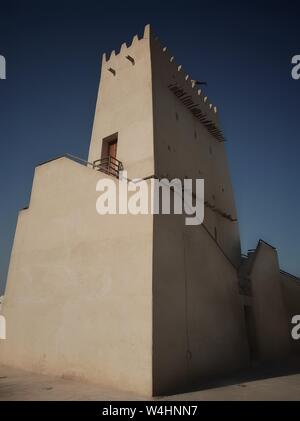 Al Barzan Towers wird auch als Umm Salal Mohammed Fort Towers bezeichnet, sind Wachtürme, die im späten 19. Jahrhundert errichtet wurden. Stockfoto