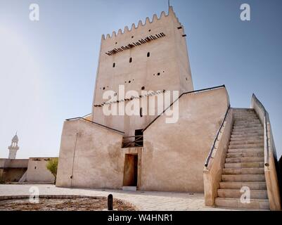 Al Barzan Towers wird auch als Umm Salal Mohammed Fort Towers bezeichnet, sind Wachtürme, die im späten 19. Jahrhundert errichtet wurden. Stockfoto