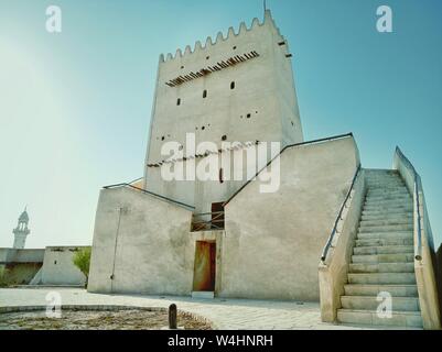 Al Barzan Towers wird auch als Umm Salal Mohammed Fort Towers bezeichnet, sind Wachtürme, die im späten 19. Jahrhundert errichtet wurden. Stockfoto