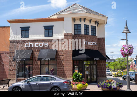 Maple Grove, Minnesota - 21. Juli 2019: Äußere einer Chicos Bekleidungsgeschäft, Verkauf von Frauen Bekleidung und Zubehör Stockfoto