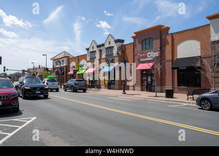 Maple Grove, Minnesota - Juli 21, 2019: Blick auf die Geschäfte und Restaurants der Arbor Lakes Shopping Innenstadt von Minneapolis suburb in Summe Stockfoto