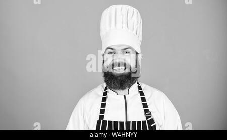 Besonderes Angebot von Koch. Zuversichtlich bärtigen Happy Chef weiße Uniform. Versuchen Sie etwas Besonderes. Meine geheime Tipps kulinarische. Kochen leicht und angenehm Besetzung. Koch im Restaurant. Fröhlicher Koch. Stockfoto