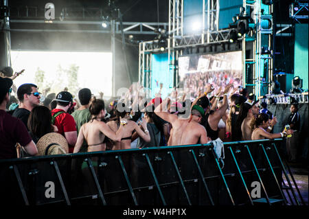 Partygänger genießen, sich an der jährlichen Coachella Musikfestival in Indio, CA Stockfoto