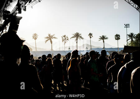 Partygänger genießen, sich an der jährlichen Coachella Musikfestival in Indio, CA Stockfoto