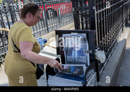 An dem Tag, an dem die Konservative Partei wählt seinen Führer und Premierminister des Landes, Boris Johnson erscheint auf der Titelseite der Londoner Tageszeitung The Evening Standard, am 23. Juli 2019, in Westminster, London, England. Stockfoto