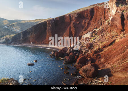 Berühmten Roten Strand, mit vulkanischen Sand und Felsen auf der Insel Santorin, Akrotiri, südliche Ägäis, Griechenland Stockfoto