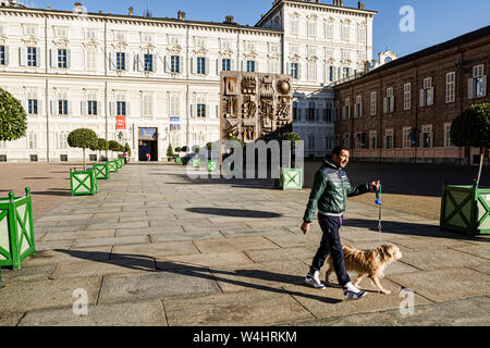 Die Menschen wandern vor dem Palazzo Reale (Königspalast) auf der Piazza Reale (Royal Square). Turin, Provinz Turin, Italien. Stockfoto