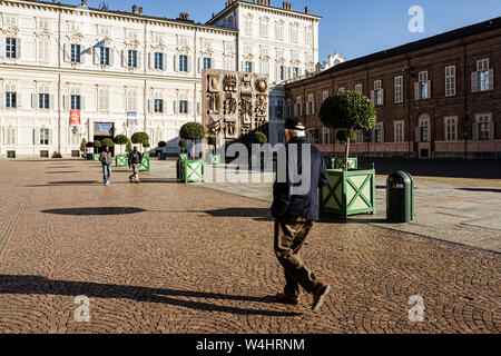 Die Menschen wandern vor dem Palazzo Reale (Königspalast) auf der Piazza Reale (Royal Square). Turin, Provinz Turin, Italien. Stockfoto