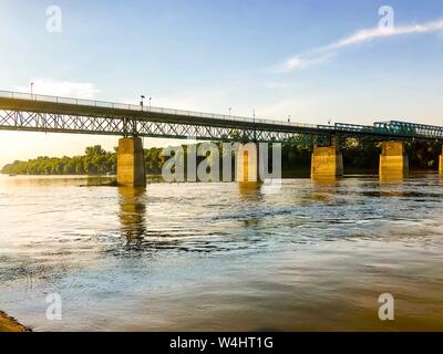 Brücke über den Fluss Sava an der Grenze zwischen Kroatien und Bosnien und Herzegowina. Stockfoto