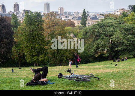 Paris, Frankreich - 5 September, 2018: Die Butte Chamount Park mit ein paar Leuten, und seine wunderschöne Landschaft Stockfoto