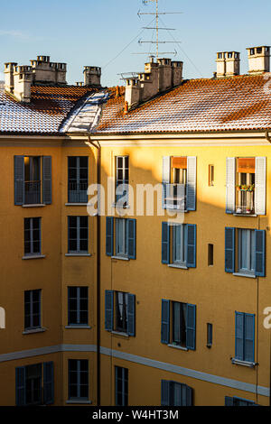 Gebäude in Mailand mit dem Dach, das teilweise durch Schnee bedeckt. Mailand, Provinz Mailand, Italien. Stockfoto