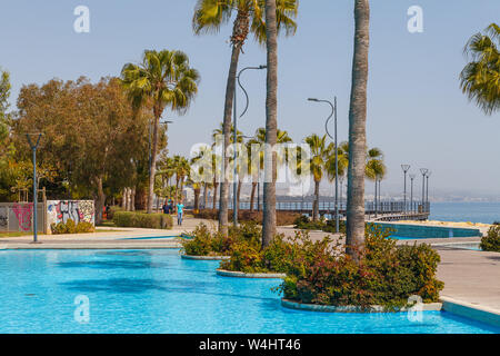 LIMASSOL, Zypern - 10. MAI 2018: Molos Promenade an der Küste der Stadt Limassol in Zypern, Tag Zeit Stockfoto