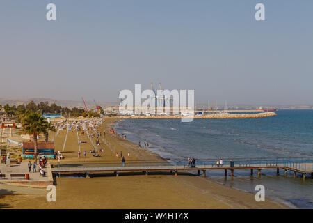 LIMASSOL, Zypern - 10. MAI 2018: die Küstenlinie der Stadt mit dem Strand, alten und neuen Gebäuden. Tagsüber. Stockfoto