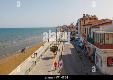 LIMASSOL, Zypern - 10. MAI 2018: die Küstenlinie der Stadt mit dem Strand, alten und neuen Gebäuden. Tagsüber. Stockfoto